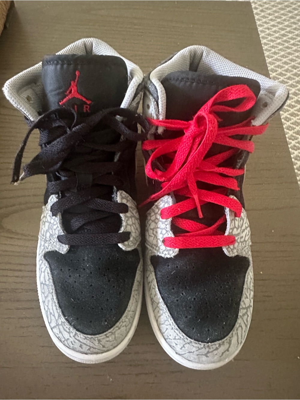 NIKE Air Jordan 1 Mid SE (GS) Elephant Toe Sneakers - Picture 2 of 10